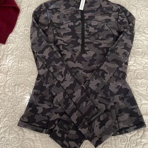 Lululemon run briskly 1/2 zip  size 4